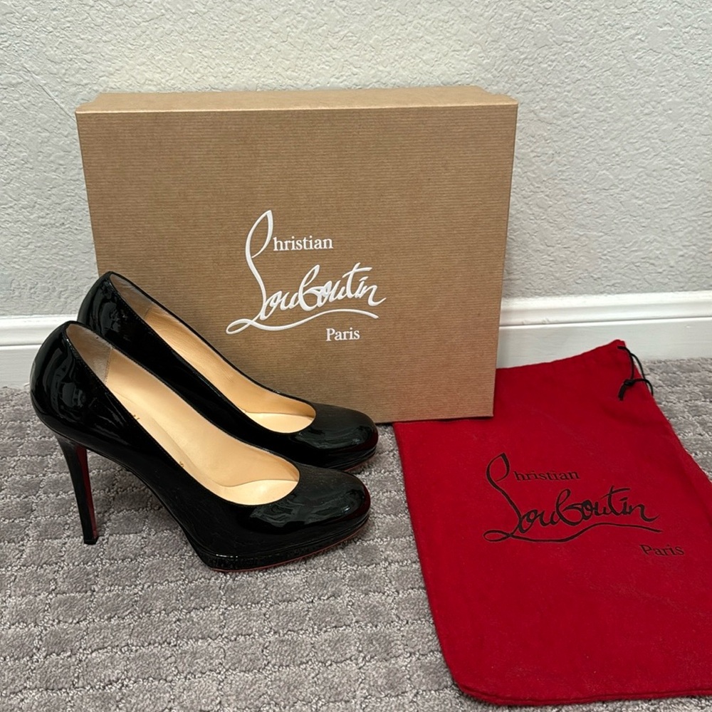 Christian Louboutin. Black patent pump. Size 37. Worn once